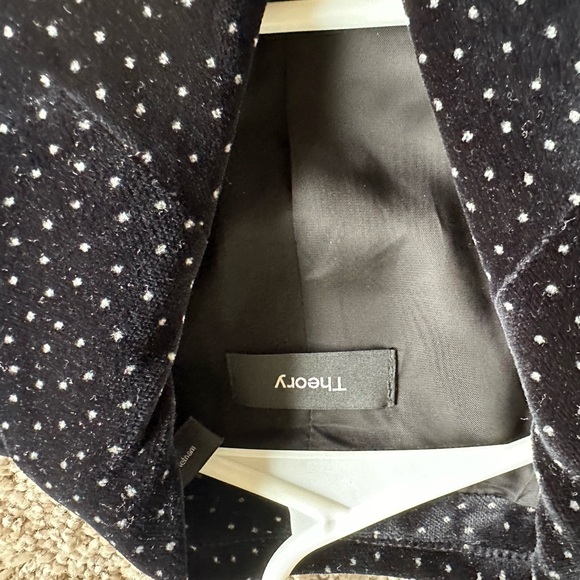 Theory suit with a blazer (size 6) and skirt (size 8). Brand new. - Picture 5 of 5